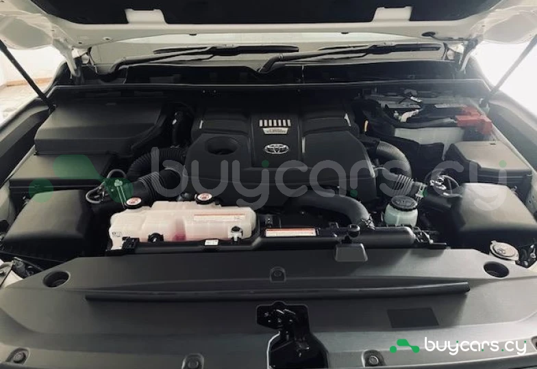 Toyota Land Cruiser 300 Белый