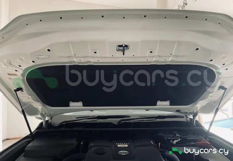 Toyota Land Cruiser 300 Белый