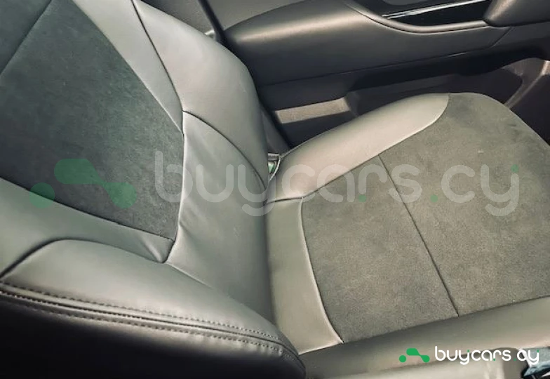 Toyota Land Cruiser 300 Белый