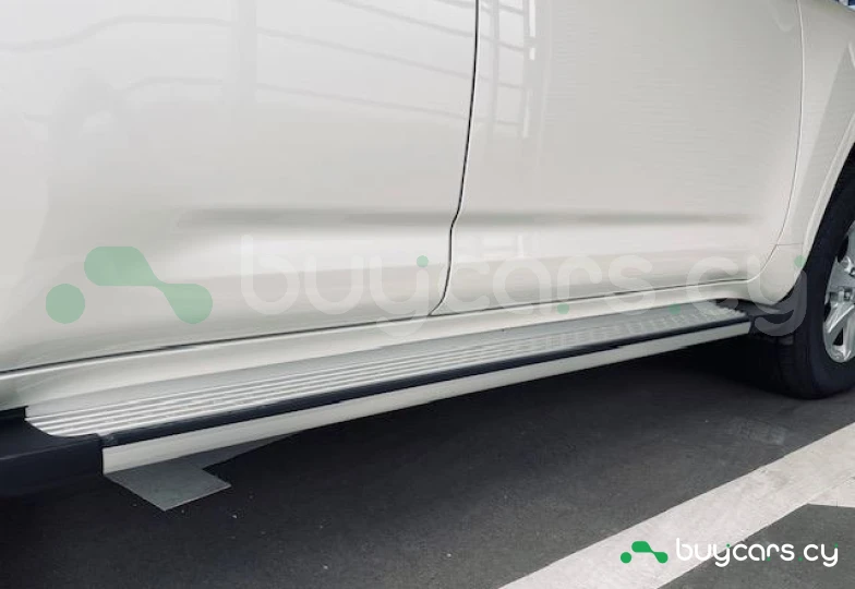 Toyota Land Cruiser 300 Белый