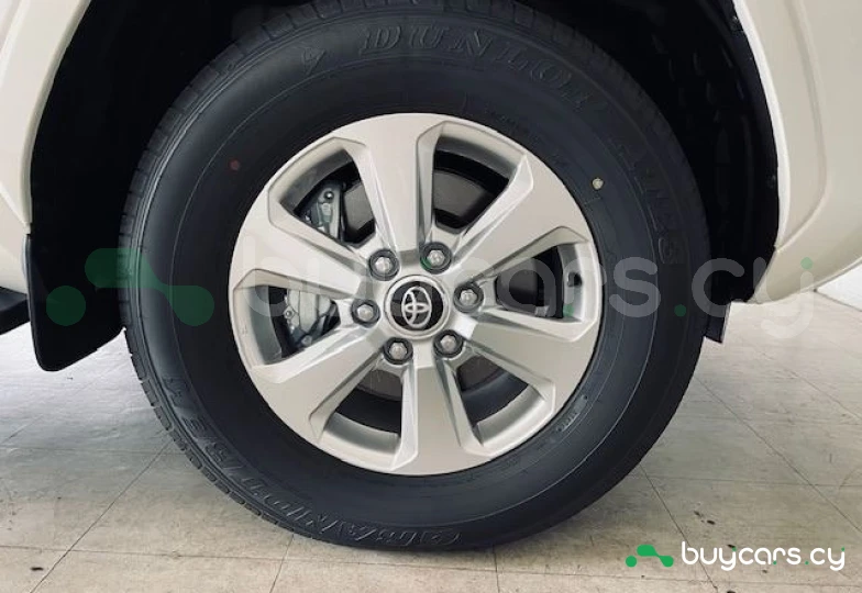 Toyota Land Cruiser 300 Белый