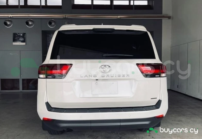 Toyota Land Cruiser 300 Белый