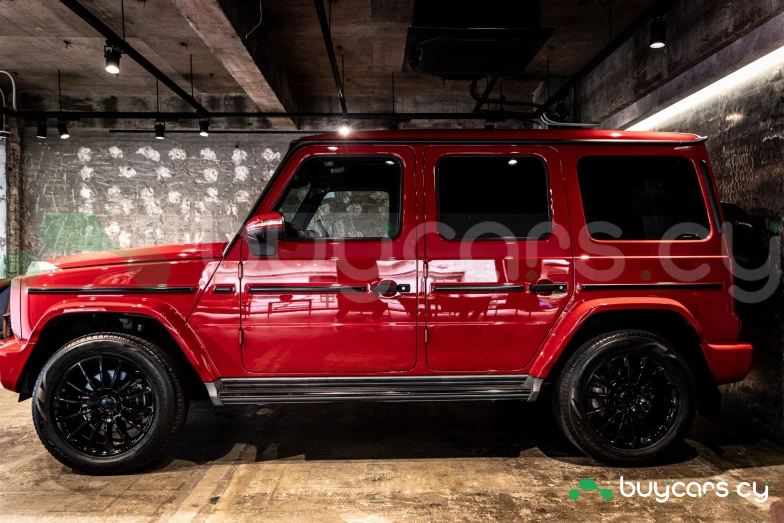 Mercedes G-class Red
