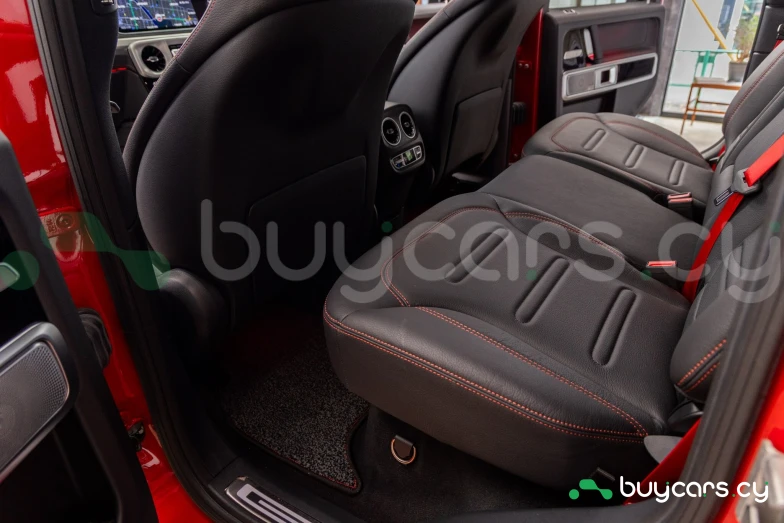 Mercedes G-class Red