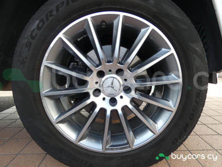 Mercedes G-class Белый