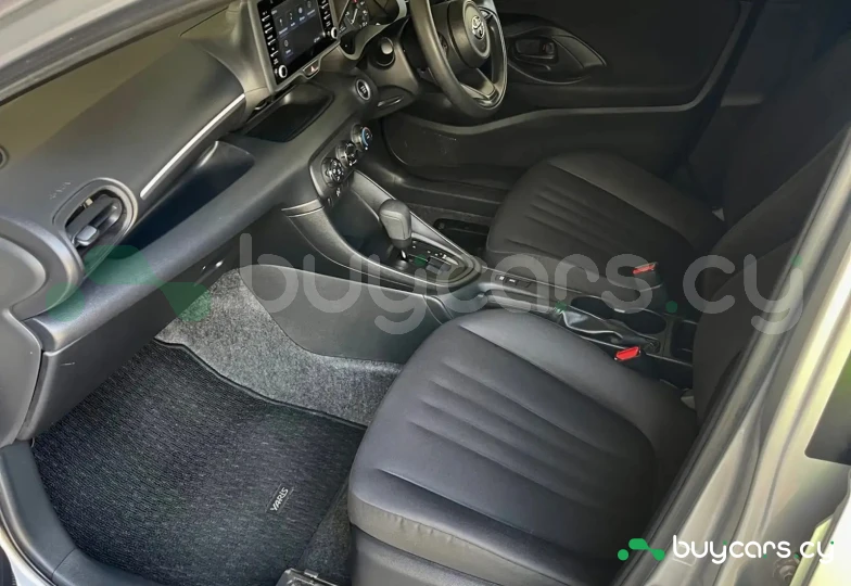 Toyota Yaris Серый