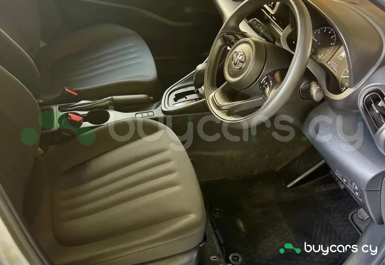 Toyota Yaris Серый