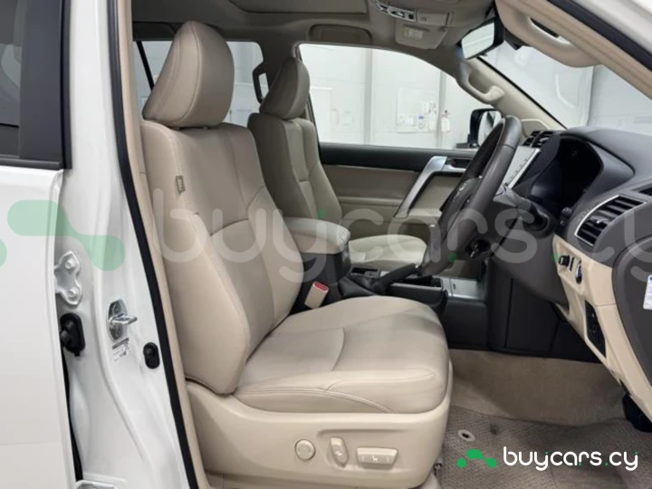 Toyota Land Cruiser Prado Белый