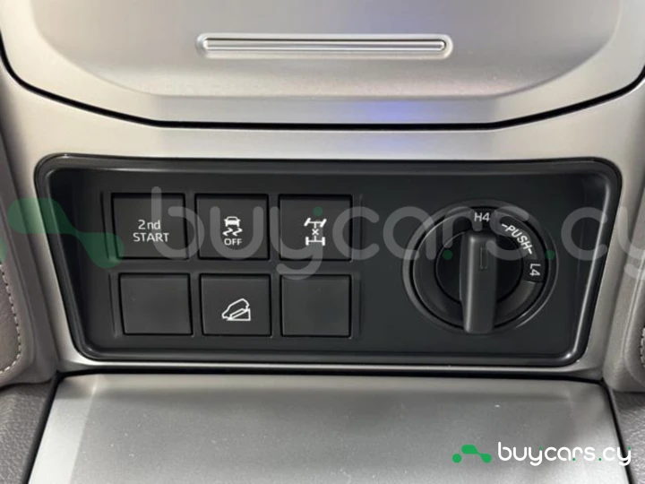 Toyota Land Cruiser Prado Белый