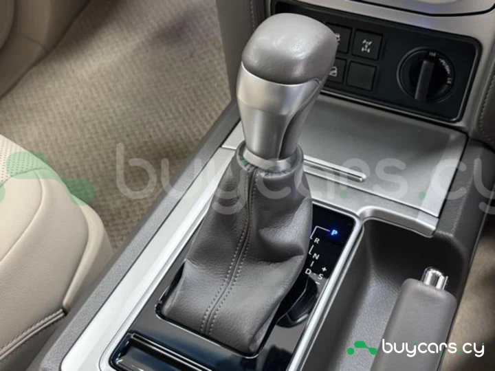 Toyota Land Cruiser Prado Белый