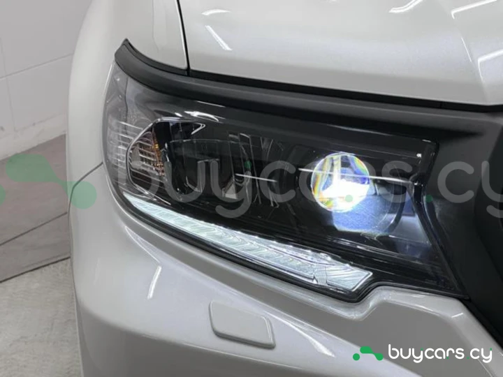 Toyota Land Cruiser Prado Белый