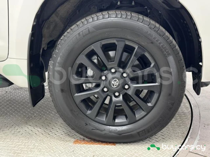 Toyota Land Cruiser Prado Белый