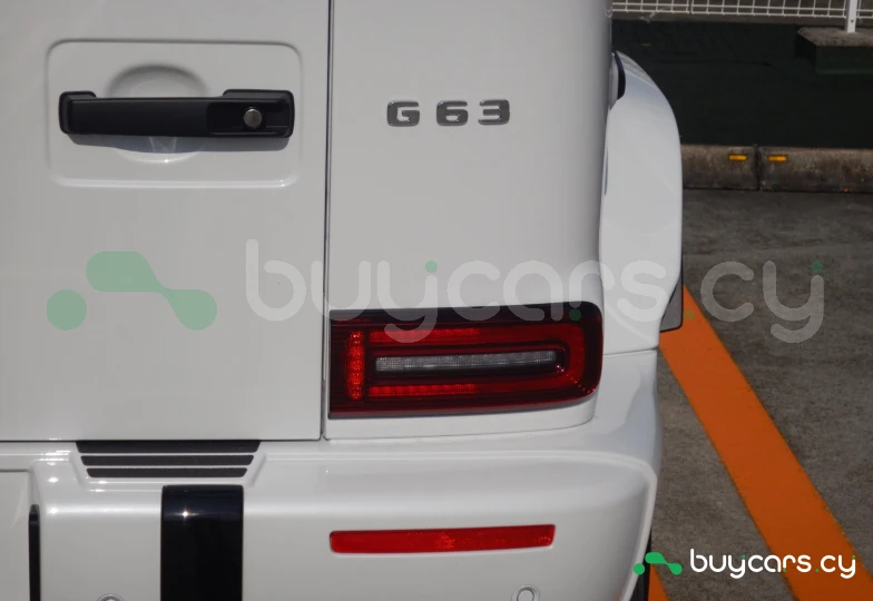 Mercedes G-class White