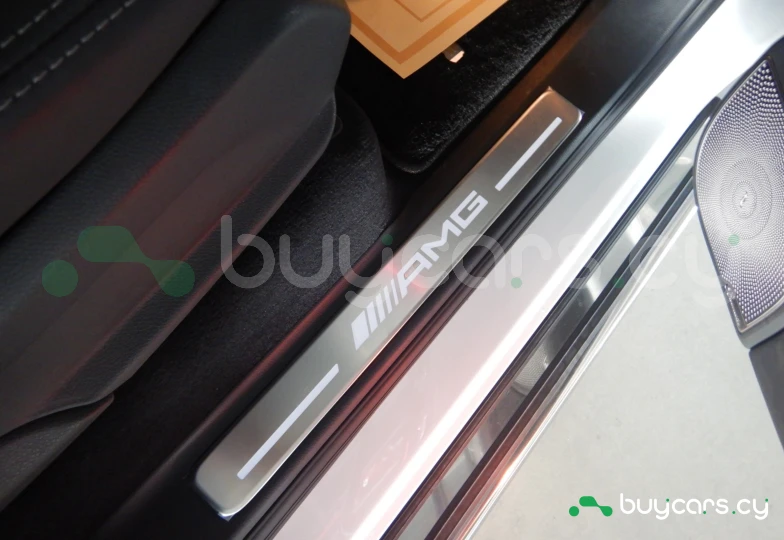 Mercedes G-class White