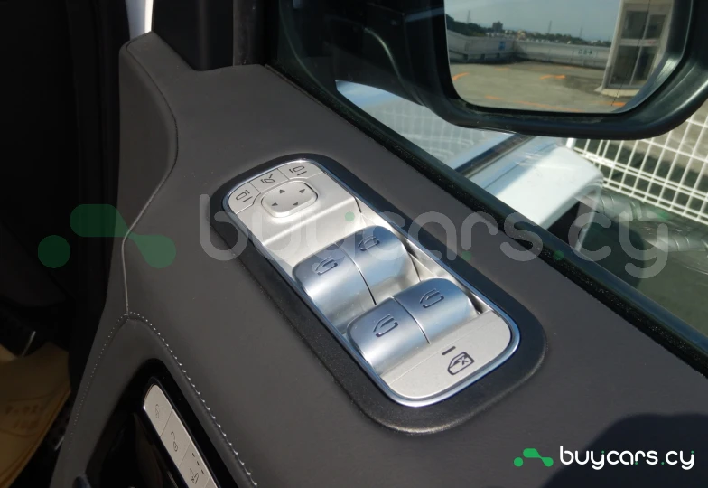 Mercedes G-class White