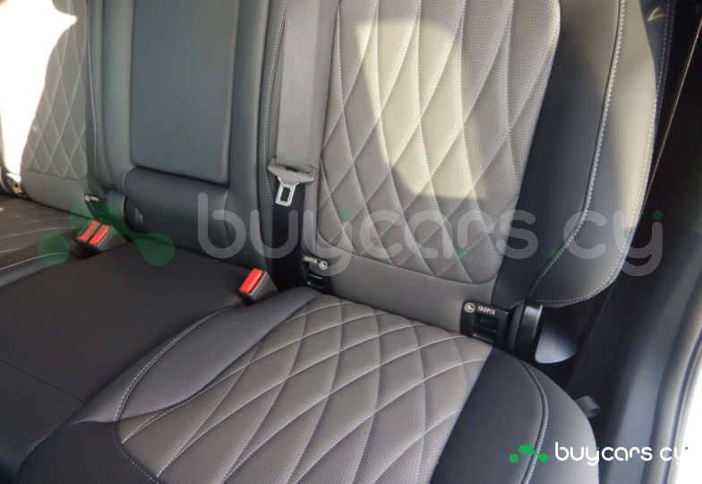 Mercedes G-class White