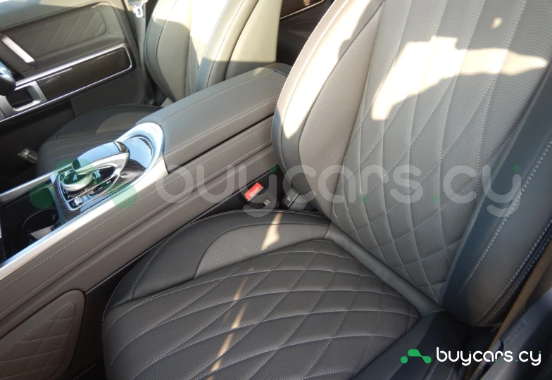 Mercedes G-class White