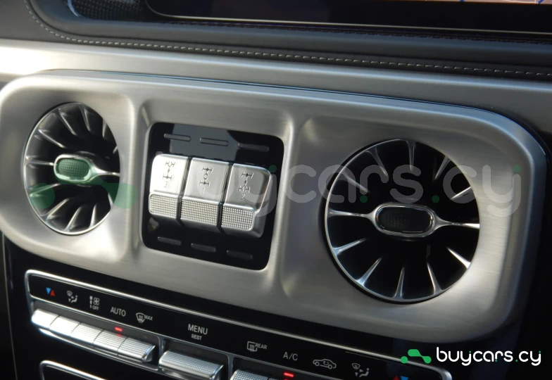 Mercedes G-class White