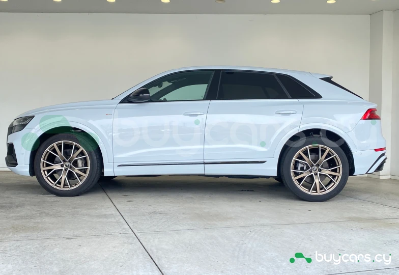 Audi Q8 Белый