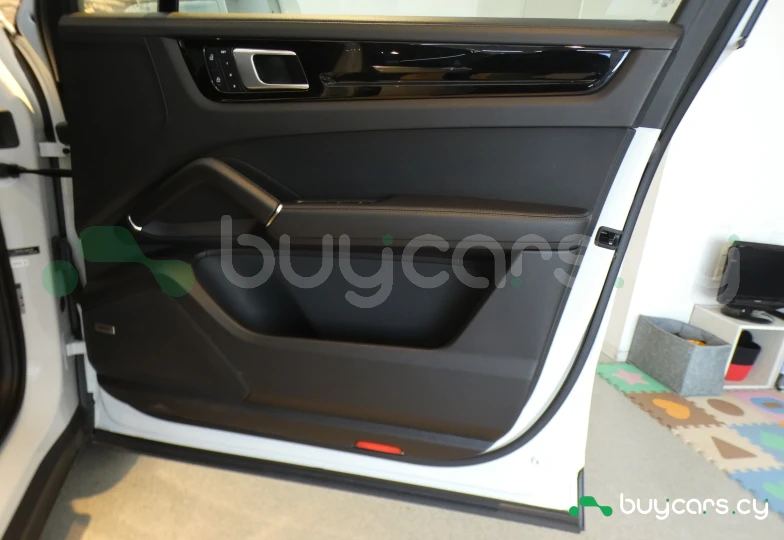 Porsche Cayenne Белый