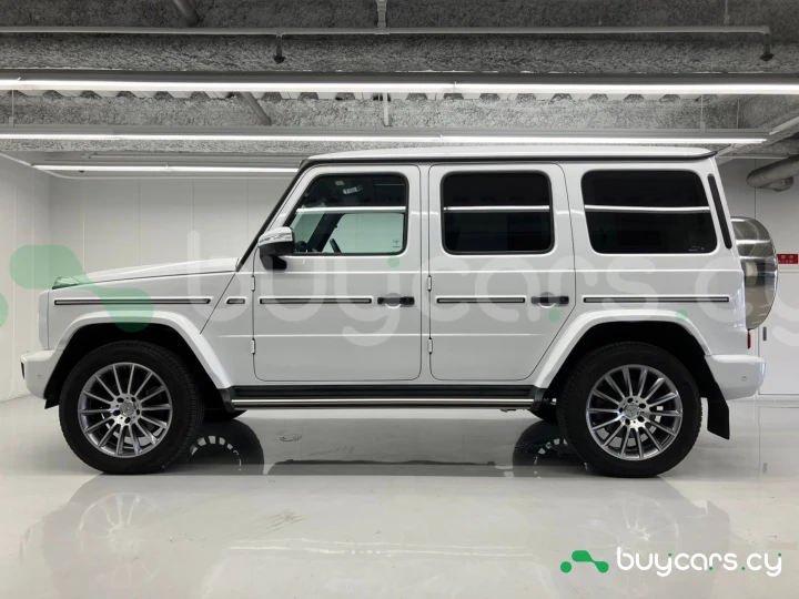 Mercedes G-class White