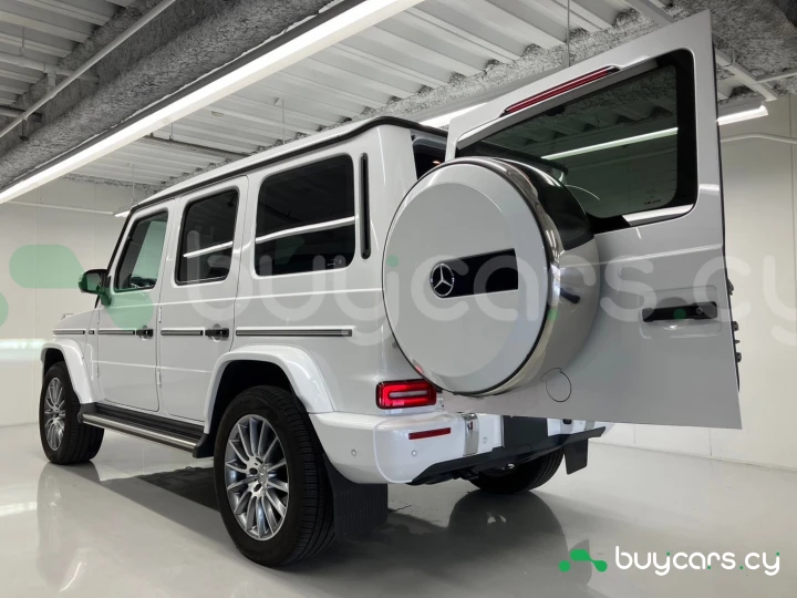 Mercedes G-class White