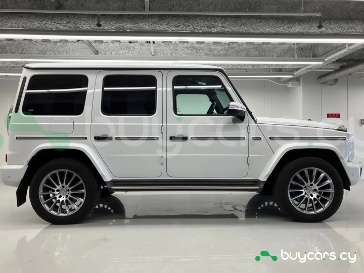 Mercedes G-class White