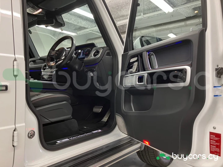 Mercedes G-class White