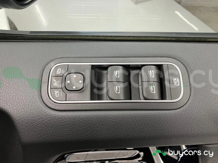 Mercedes G-class White