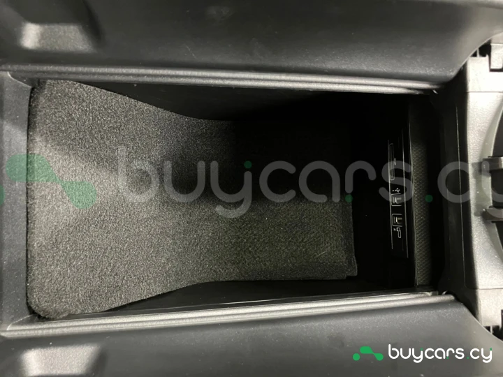 Mercedes G-class White