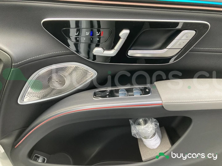 Mercedes EQS Белый