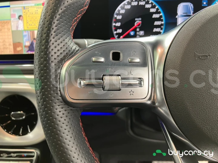 Mercedes G-class White