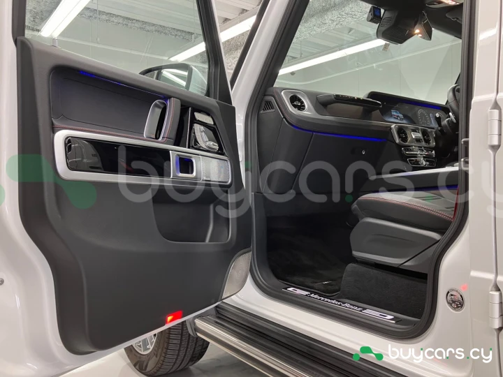 Mercedes G-class White