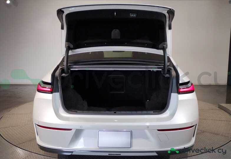 BMW 7 series White