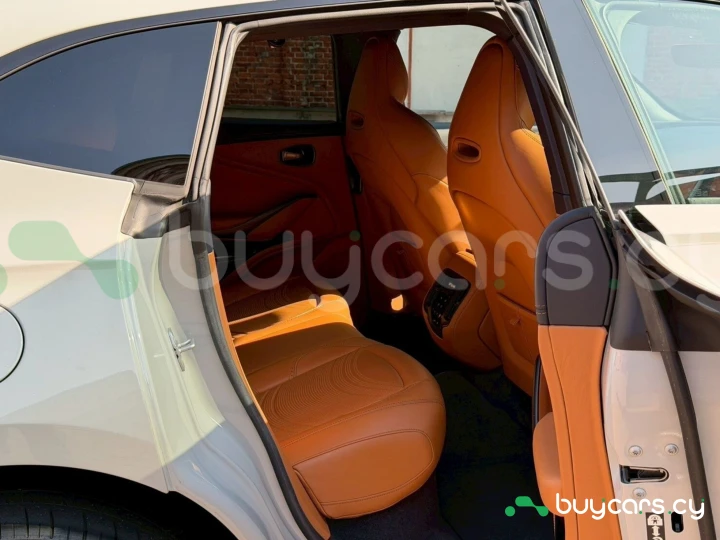 Aston Martin DBX White