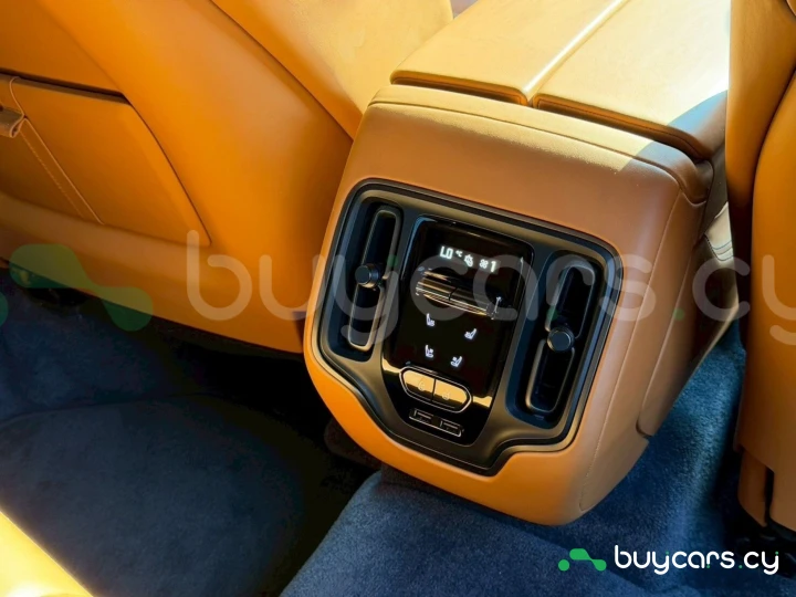 Aston Martin DBX White