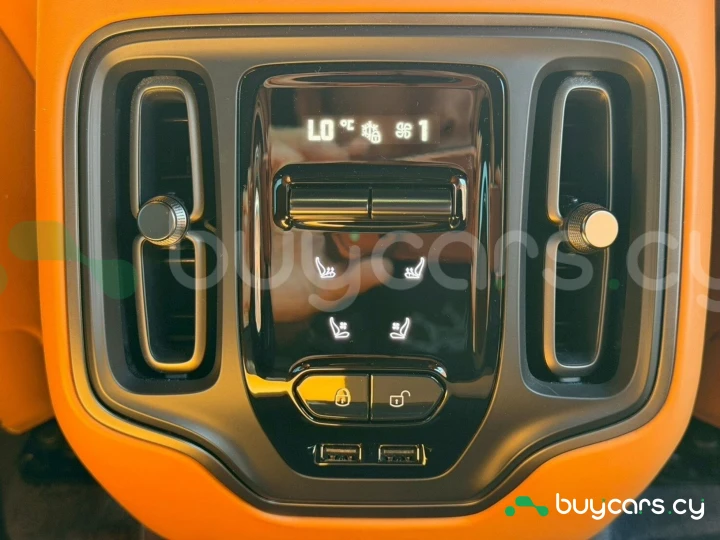 Aston Martin DBX White