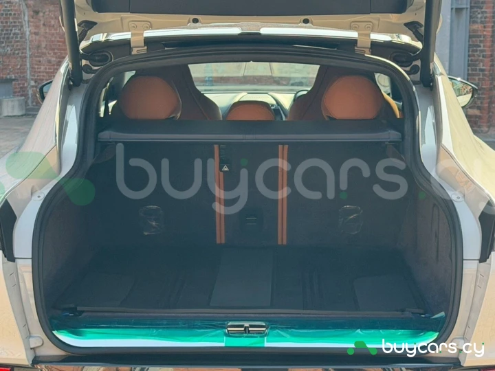 Aston Martin DBX White