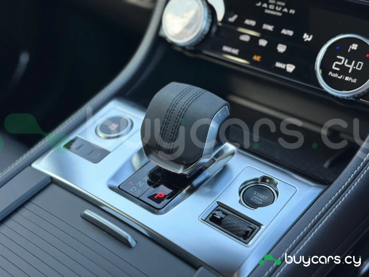 Jaguar F-Pace Серый