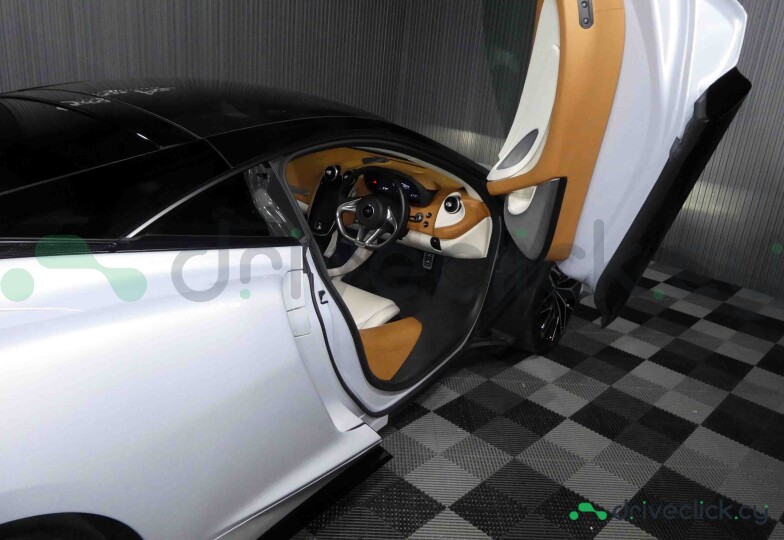 McLaren GT White