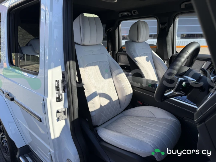 Mercedes G-class White