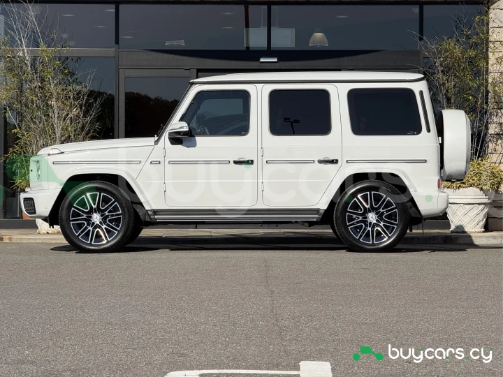 Mercedes G-class White