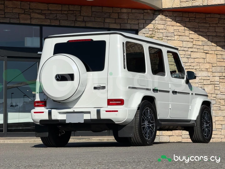 Mercedes G-class White