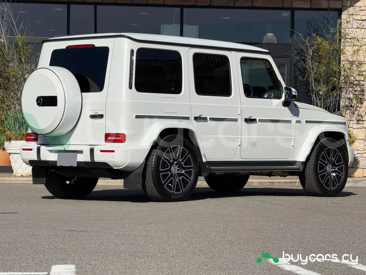 Mercedes G-class White