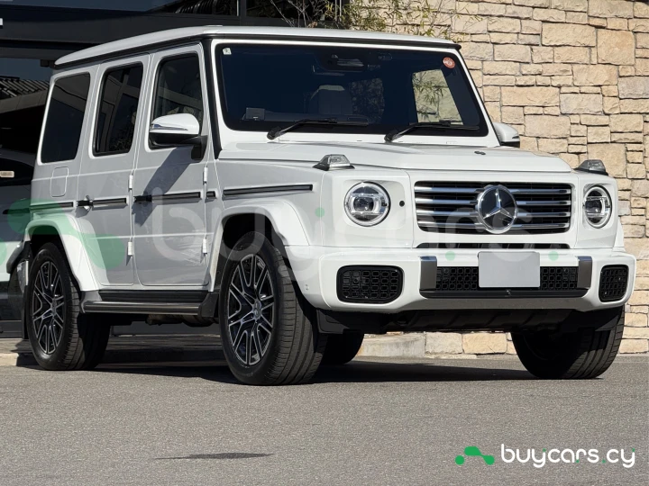 Mercedes G-class White