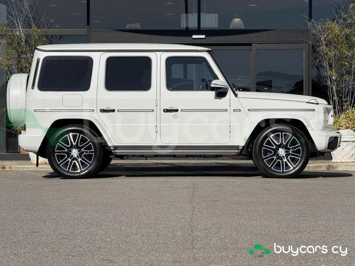 Mercedes G-class White