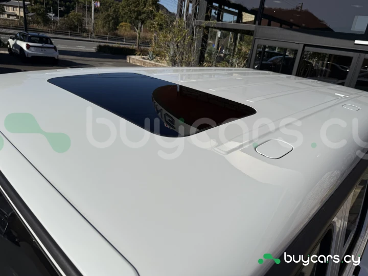 Mercedes G-class White