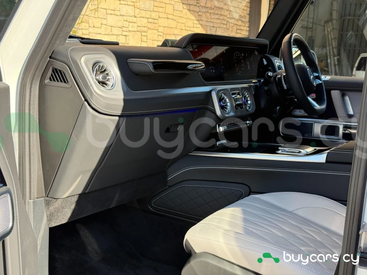 Mercedes G-class White