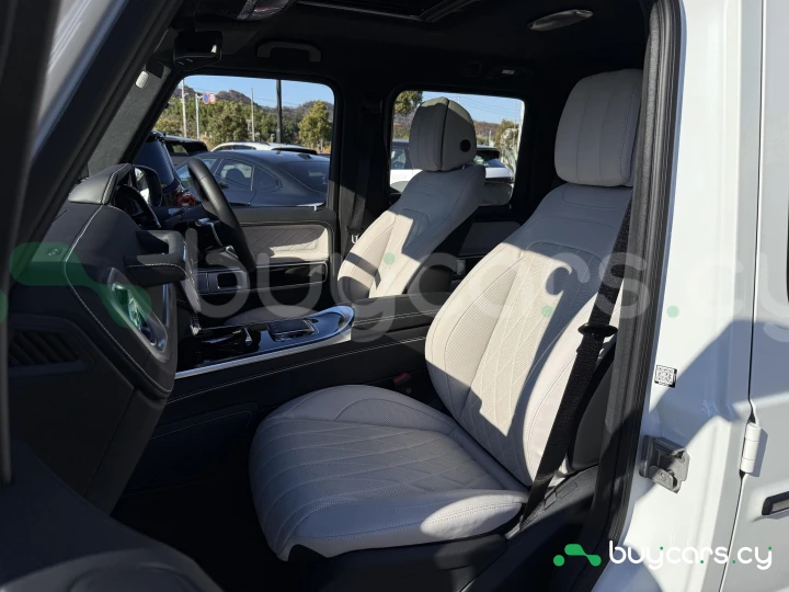 Mercedes G-class White
