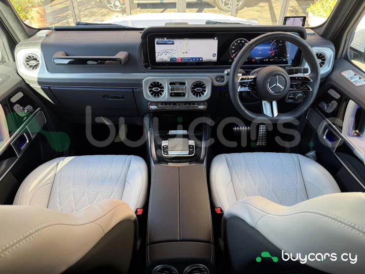 Mercedes G-class White